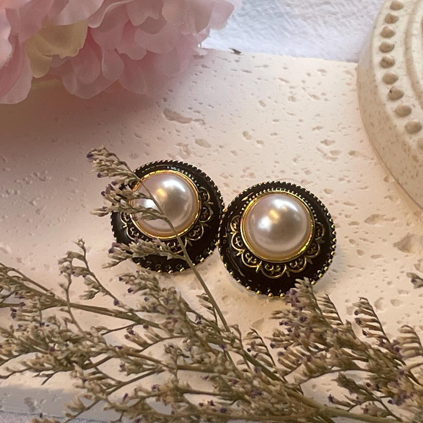 Vintage Elegant Creamy White Imitation Pearl Stud Earrings For Women Black Flower Geometric Oval Metal Style Round Earring Party Accessory
