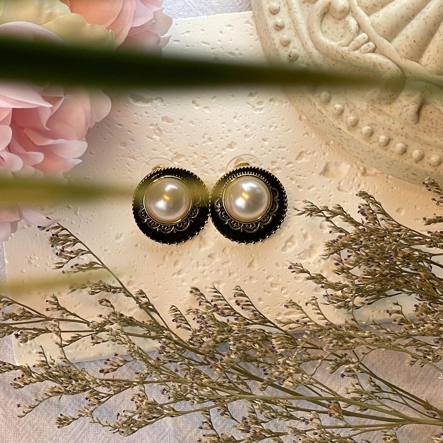 Vintage Elegant Creamy White Imitation Pearl Stud Earrings For Women Black Flower Geometric Oval Metal Style Round Earring Party Accessory