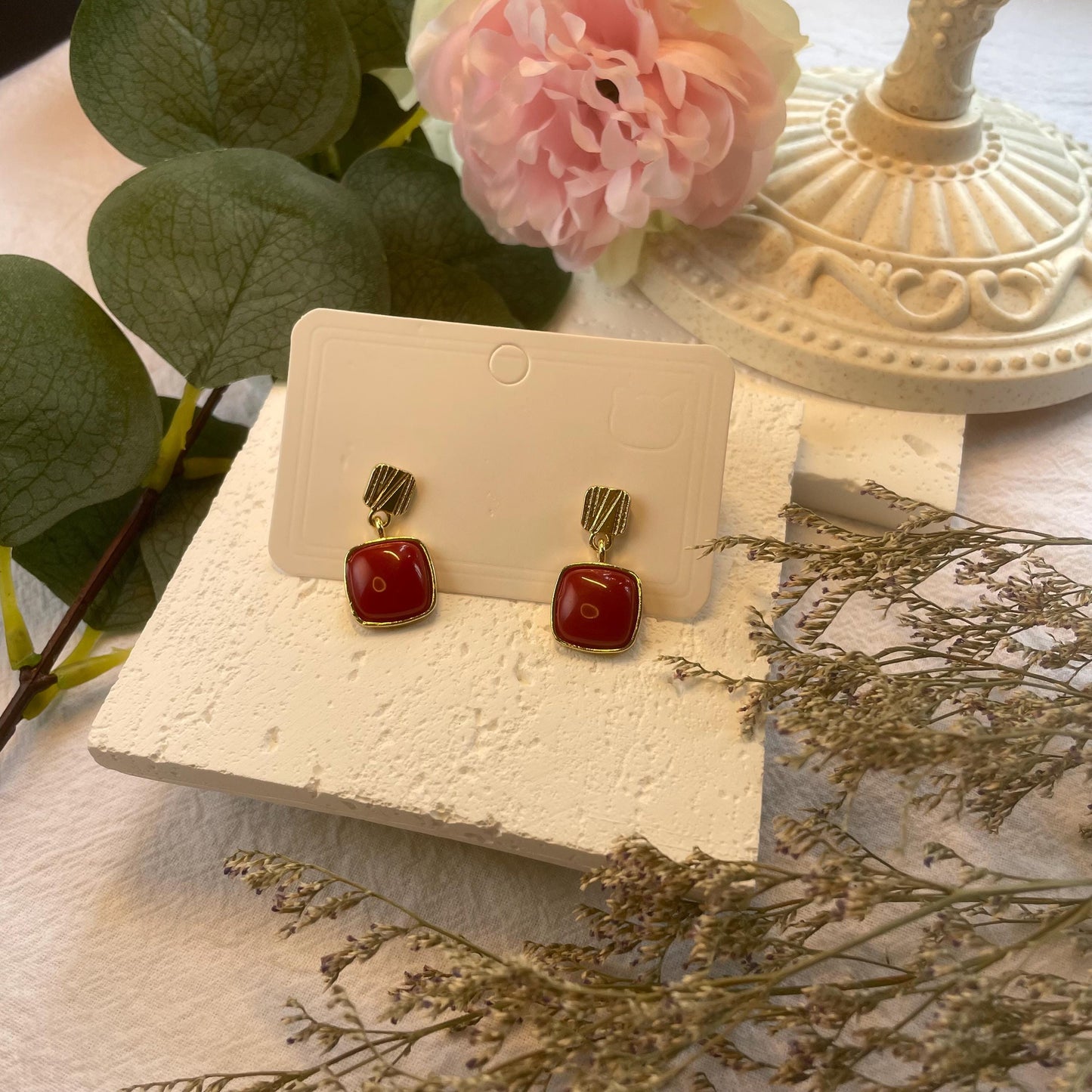 Elegant Vintage French-Style Square Drop Earrings Featuring Deep Red Resin Pendants and Geometric Design | Timeless retro Dangler Earrings