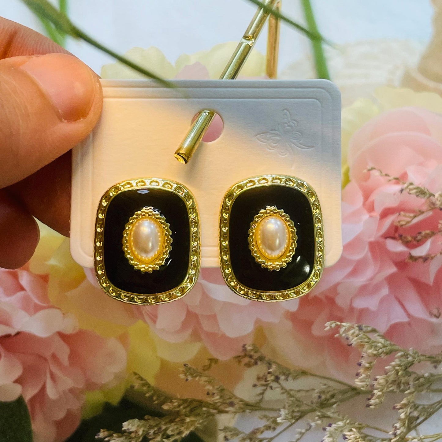 Elegant Black and Gold Pearl Stud Earrings, Vintage Pearl Statement Jewelry, Chic Pearl studs, black pearl earring, Retro Pearl Stud Earring
