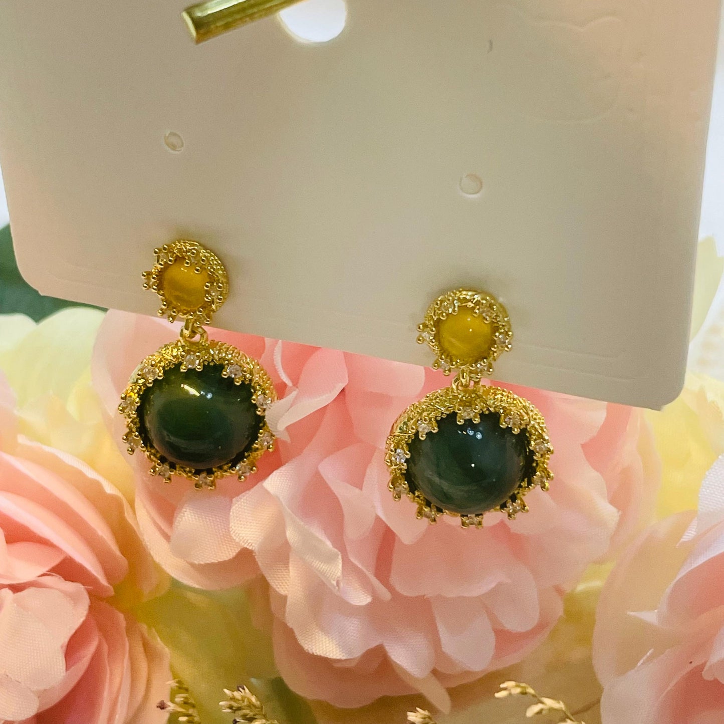 Retro Gold and Emerald Green Crystal Drop Earrings, Vintage Style, Gold Tone Statement Dangle Earrings, Green stone Perfect Gift for Her