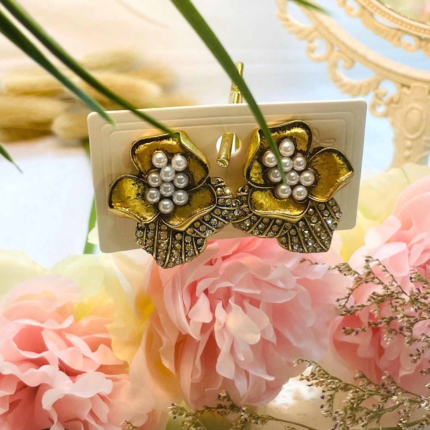 Elegant Gold Flower Clip-On Earrings with Pearl and Rhinestone Accents, 90s Vintage Floral Design, Perfect Gift for Her, Statement Jewelry