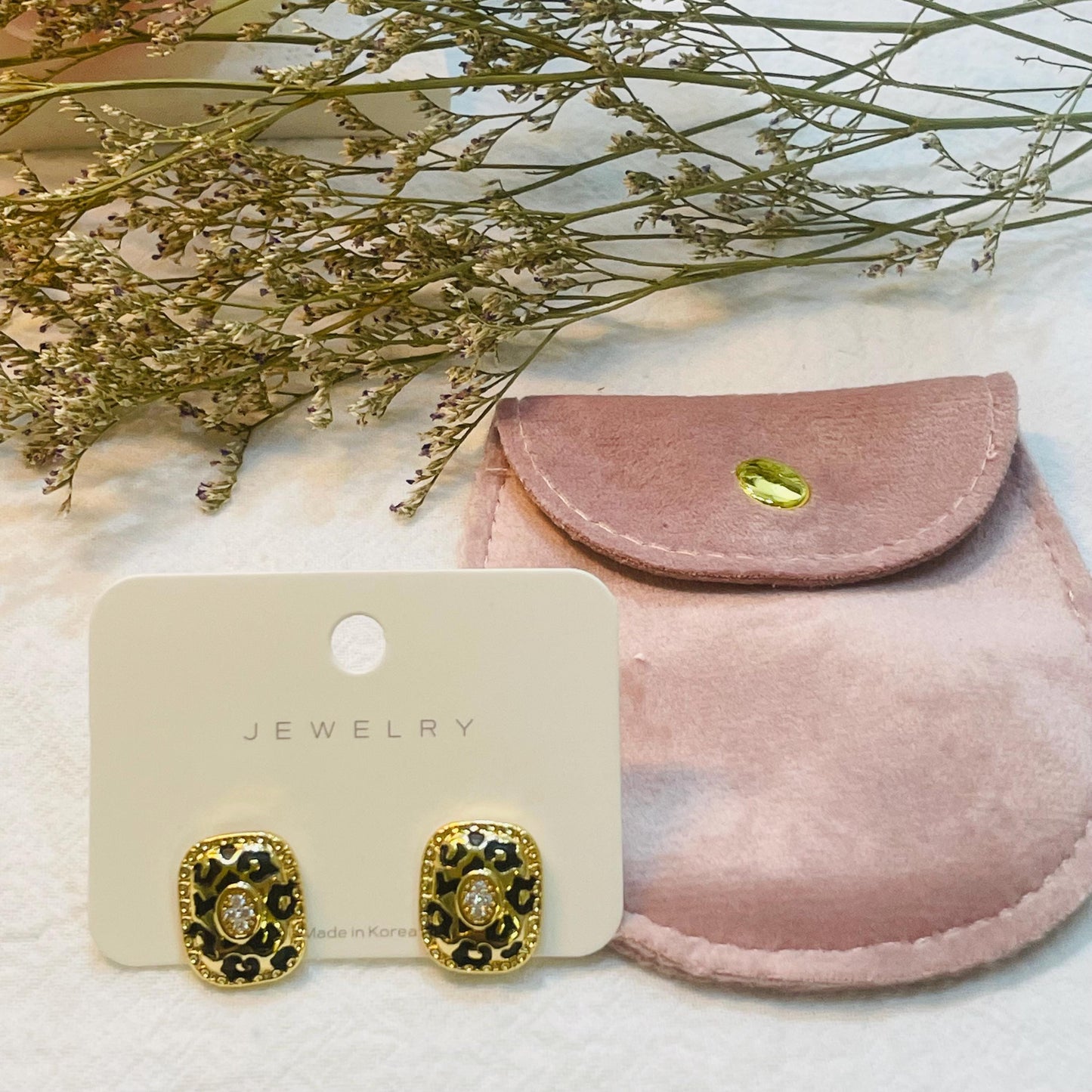 Elegant Gold Plated leopard print Stud Earrings, Sparkling Rhinestone Design, Black Gold Classic Studs, Vintage-Inspired Rhinestone Earrings