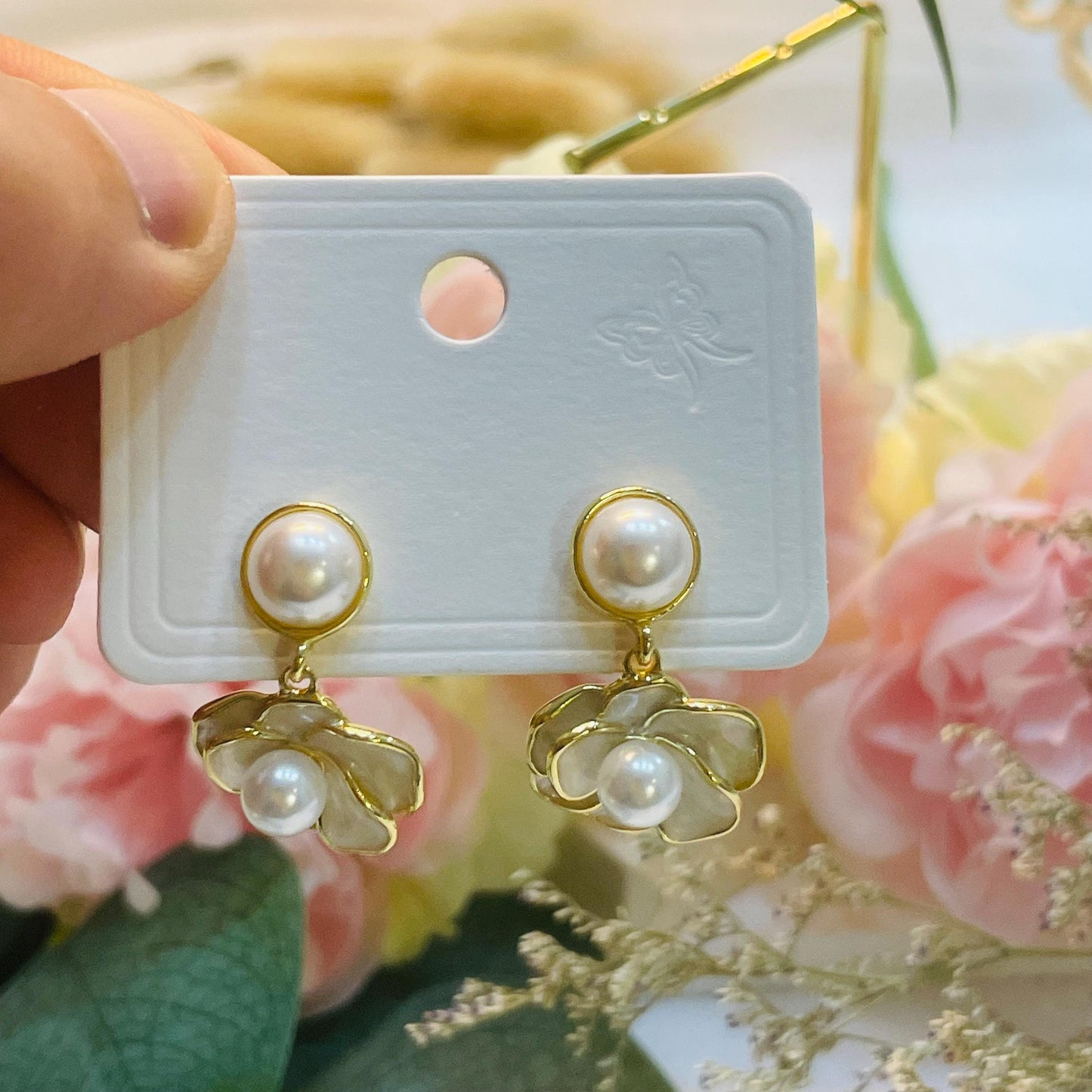 Vintage dangle Flower Pearl Earrings, Elegant Floral Design, Gold faux Pearl Drop Earrings, Statement Dangle Jewelry, Romantic Gift for Her