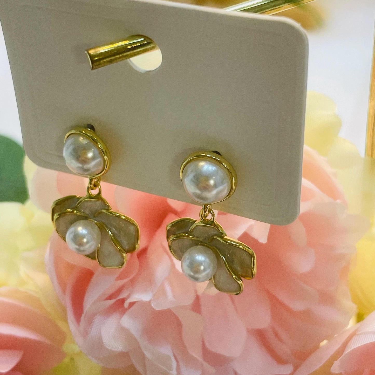Vintage dangle Flower Pearl Earrings, Elegant Floral Design, Gold faux Pearl Drop Earrings, Statement Dangle Jewelry, Romantic Gift for Her