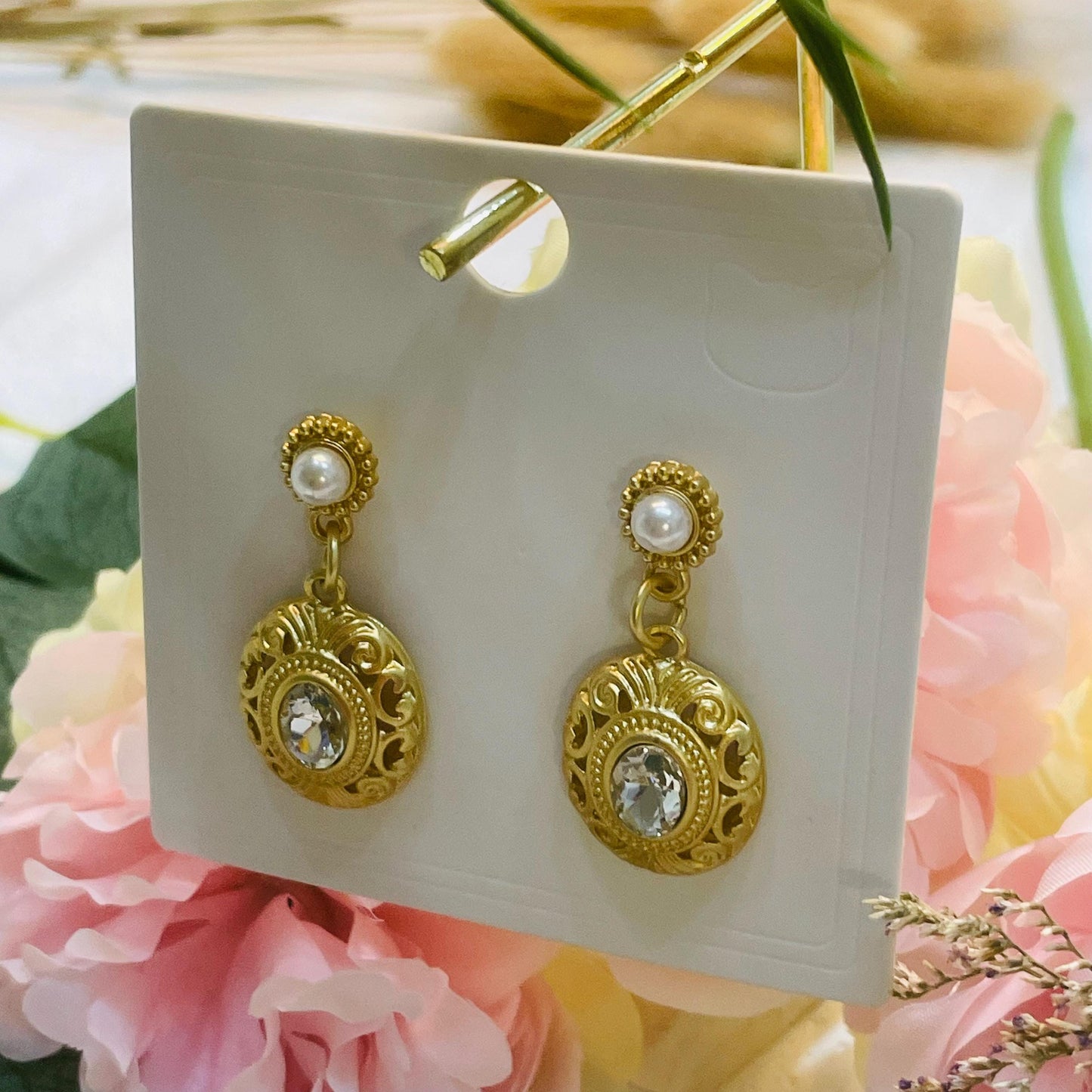 Elegant Gold tone Pearl Drop Earrings, Vintage Design with Crystal Rhinestones, Gold Tone Pearl Dangle Earrings Perfect vintage Gift for Her