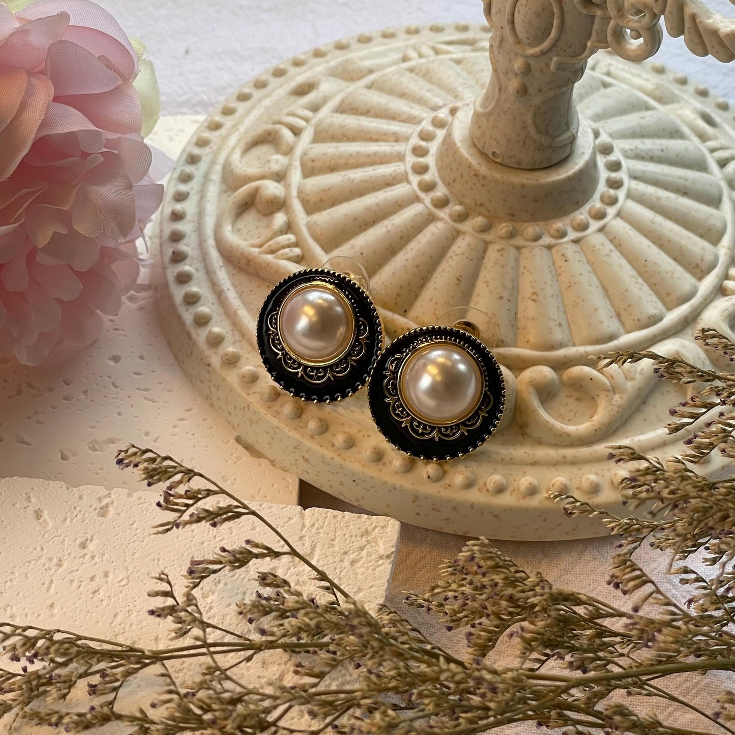 Vintage Elegant Creamy White Imitation Pearl Stud Earrings For Women Black Flower Geometric Oval Metal Style Round Earring Party Accessory
