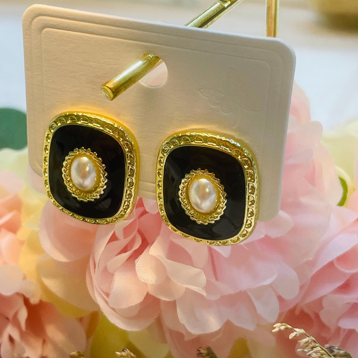 Elegant Black and Gold Pearl Stud Earrings, Vintage Pearl Statement Jewelry, Chic Pearl studs, black pearl earring, Retro Pearl Stud Earring