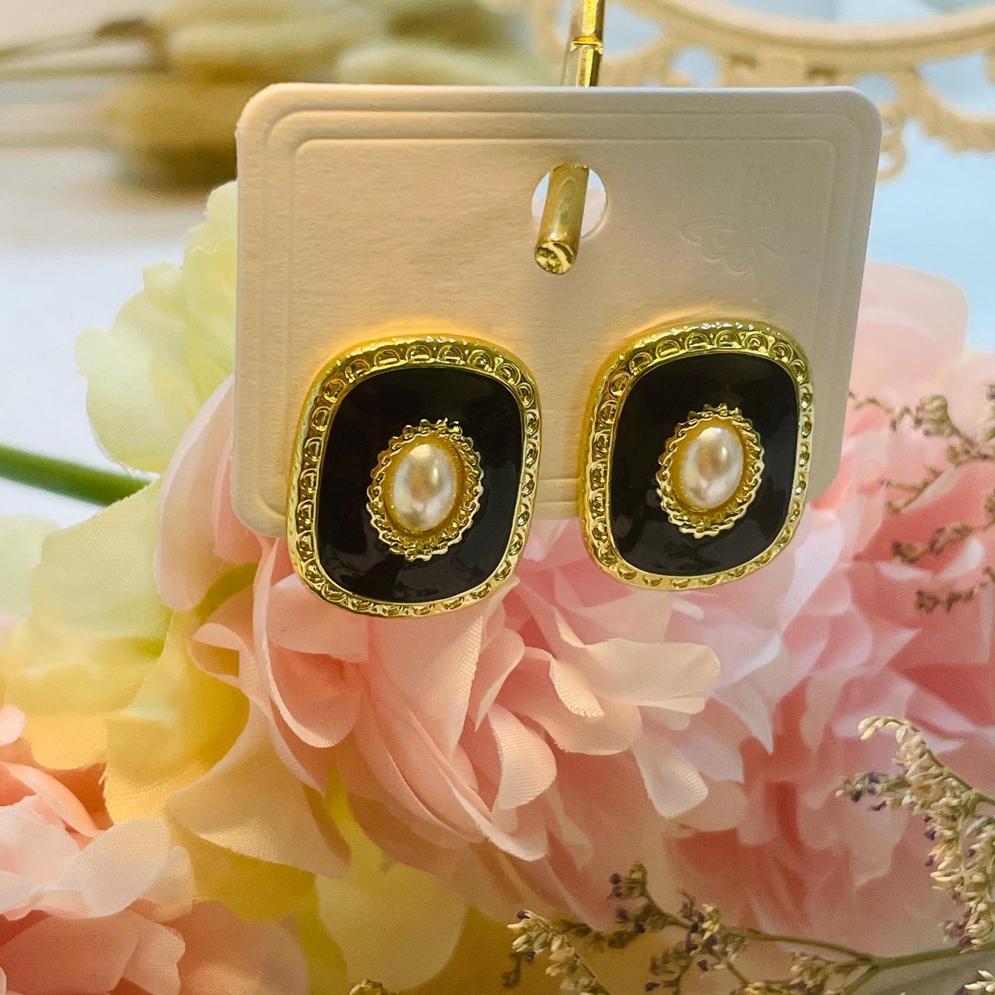 Elegant Black and Gold Pearl Stud Earrings, Vintage Pearl Statement Jewelry, Chic Pearl studs, black pearl earring, Retro Pearl Stud Earring