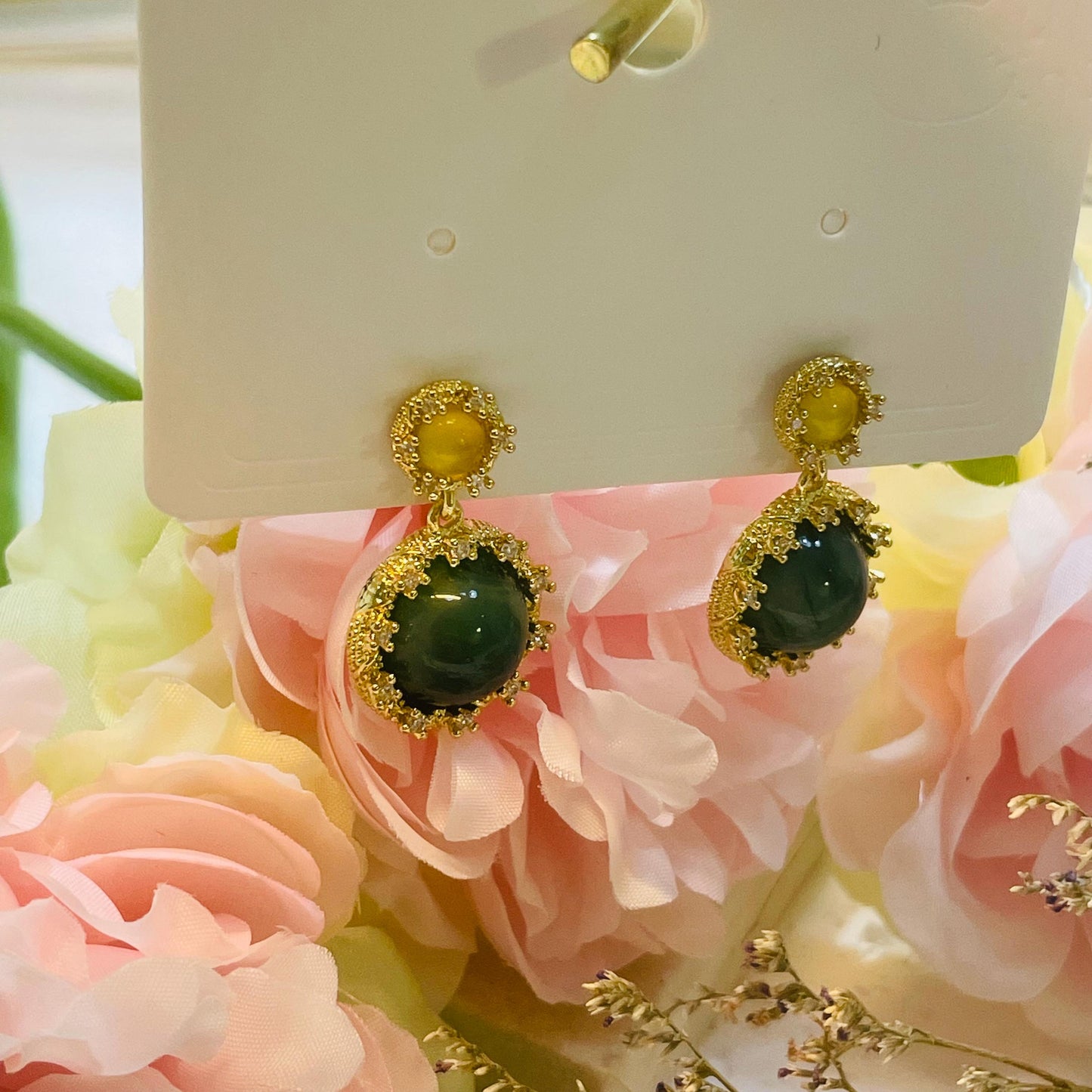 Retro Gold and Emerald Green Crystal Drop Earrings, Vintage Style, Gold Tone Statement Dangle Earrings, Green stone Perfect Gift for Her