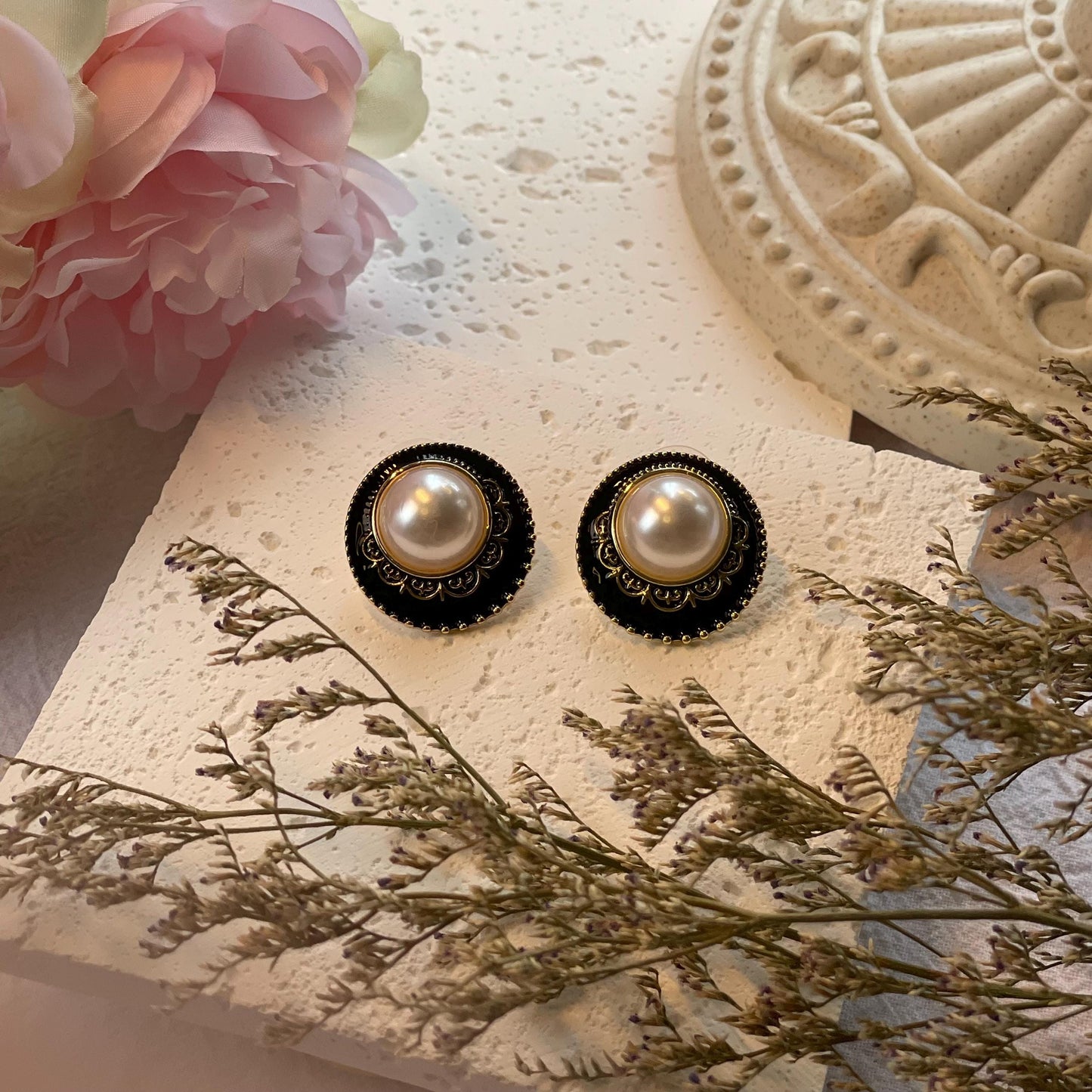 Vintage Elegant Creamy White Imitation Pearl Stud Earrings For Women Black Flower Geometric Oval Metal Style Round Earring Party Accessory