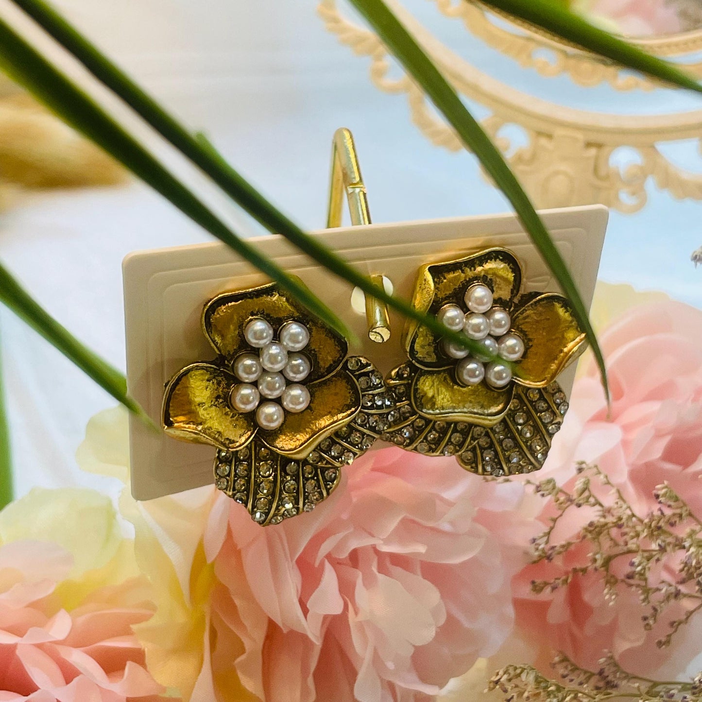 Elegant Gold Flower Clip-On Earrings with Pearl and Rhinestone Accents, 90s Vintage Floral Design, Perfect Gift for Her, Statement Jewelry