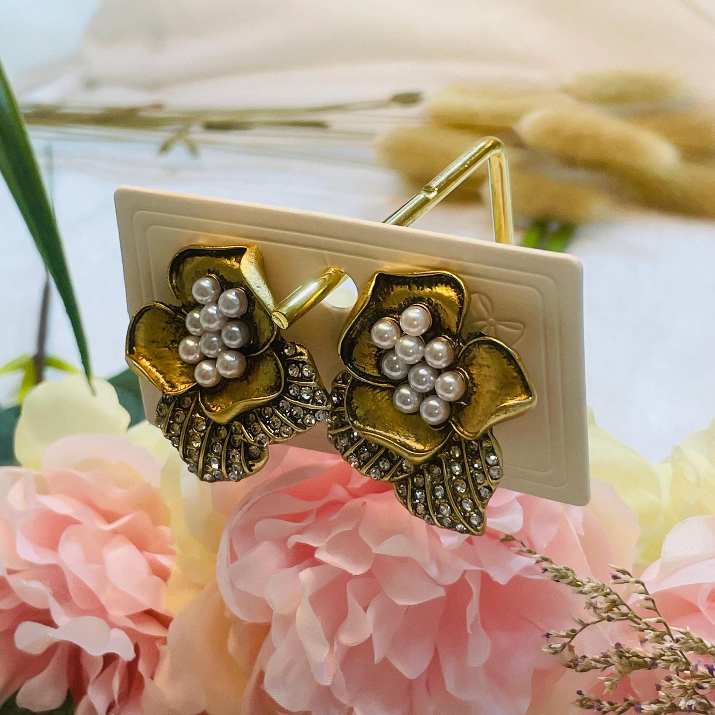 Elegant Gold Flower Clip-On Earrings with Pearl and Rhinestone Accents, 90s Vintage Floral Design, Perfect Gift for Her, Statement Jewelry