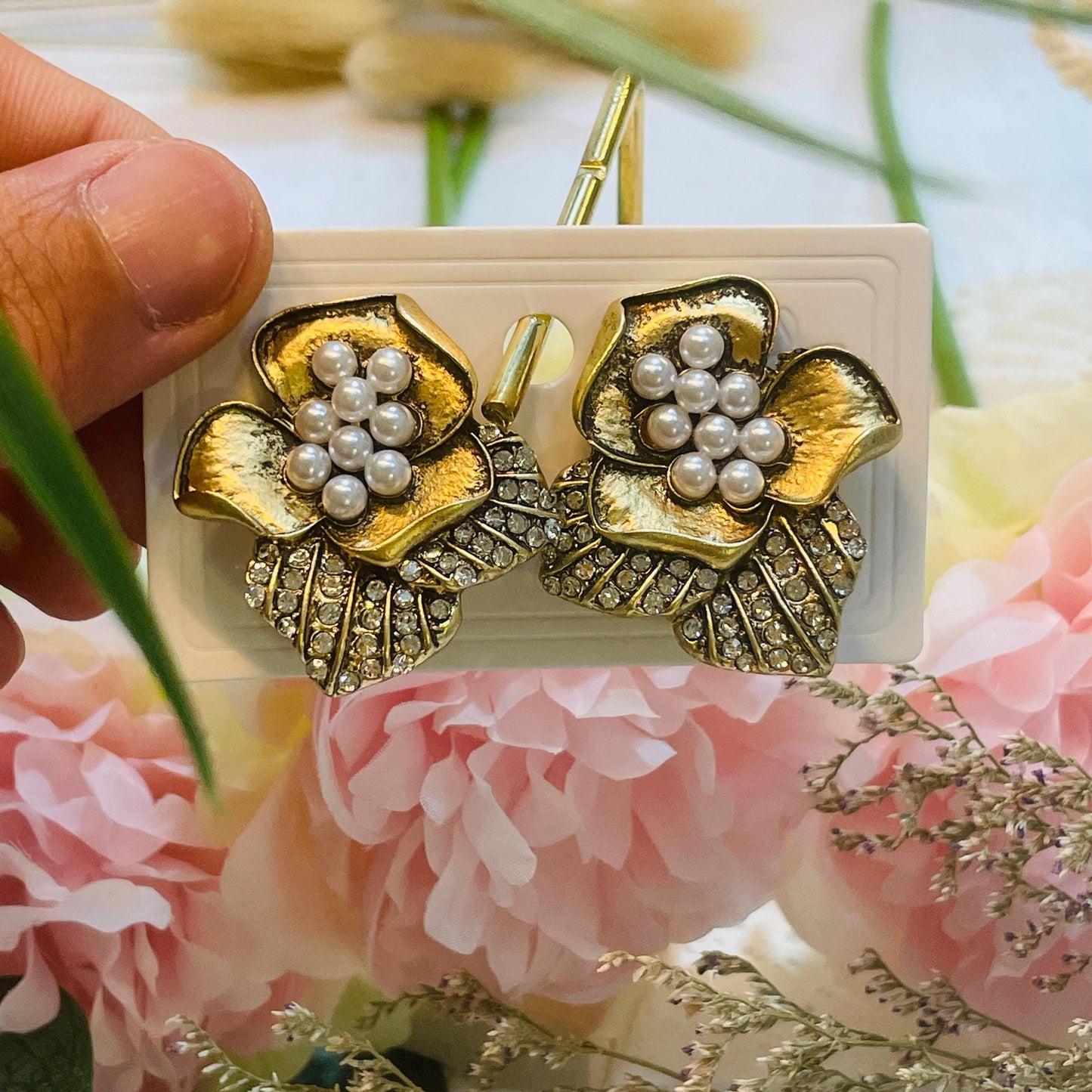 Elegant Gold Flower Clip-On Earrings with Pearl and Rhinestone Accents, 90s Vintage Floral Design, Perfect Gift for Her, Statement Jewelry