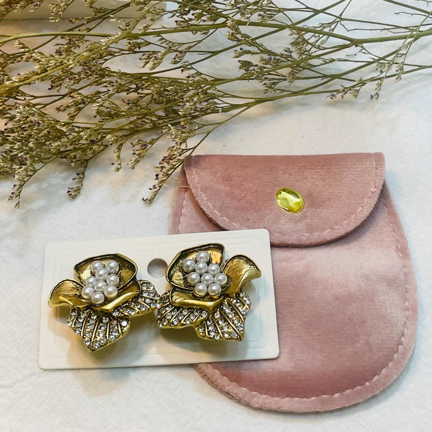 Elegant Gold Flower Clip-On Earrings with Pearl and Rhinestone Accents, 90s Vintage Floral Design, Perfect Gift for Her, Statement Jewelry