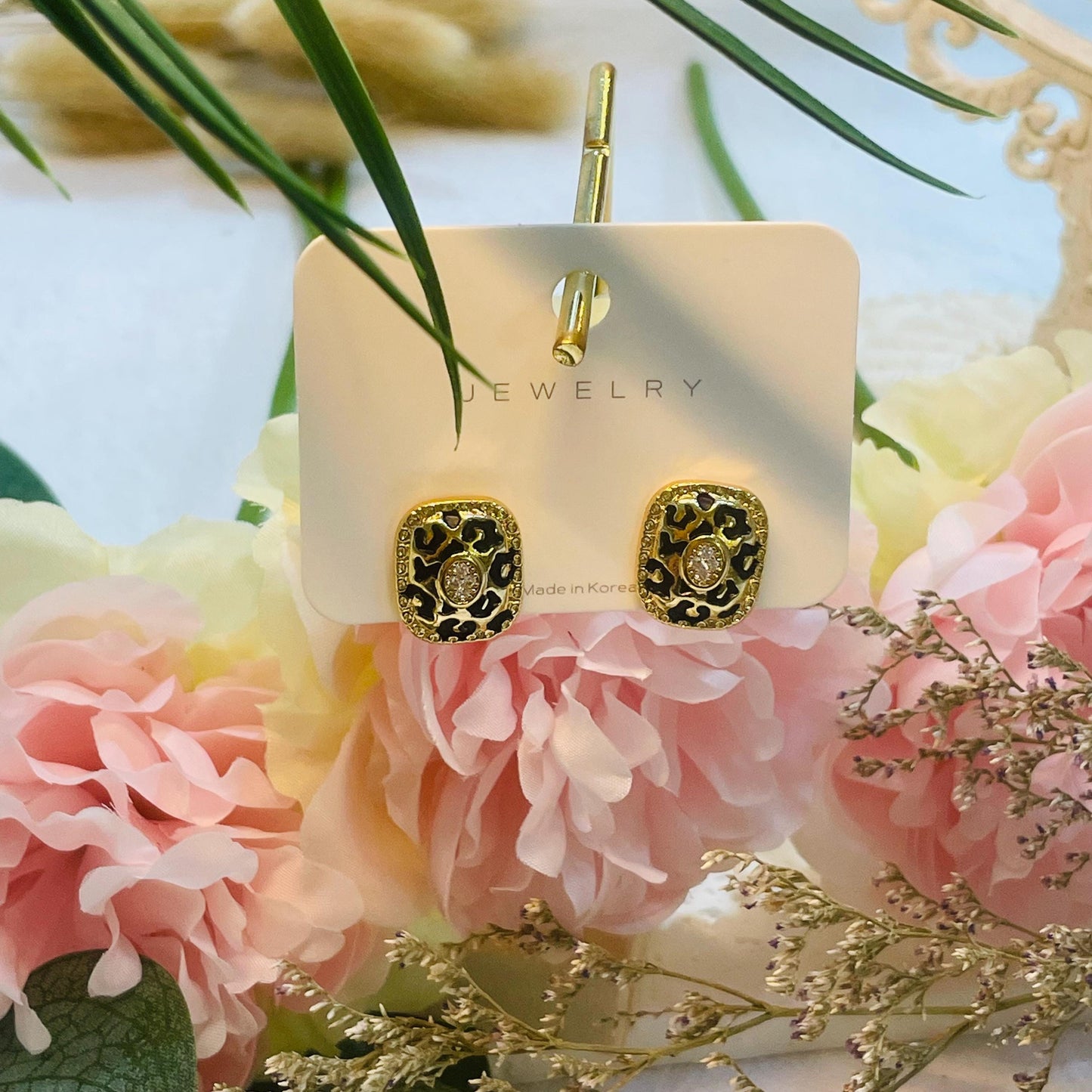 Elegant Gold Plated leopard print Stud Earrings, Sparkling Rhinestone Design, Black Gold Classic Studs, Vintage-Inspired Rhinestone Earrings