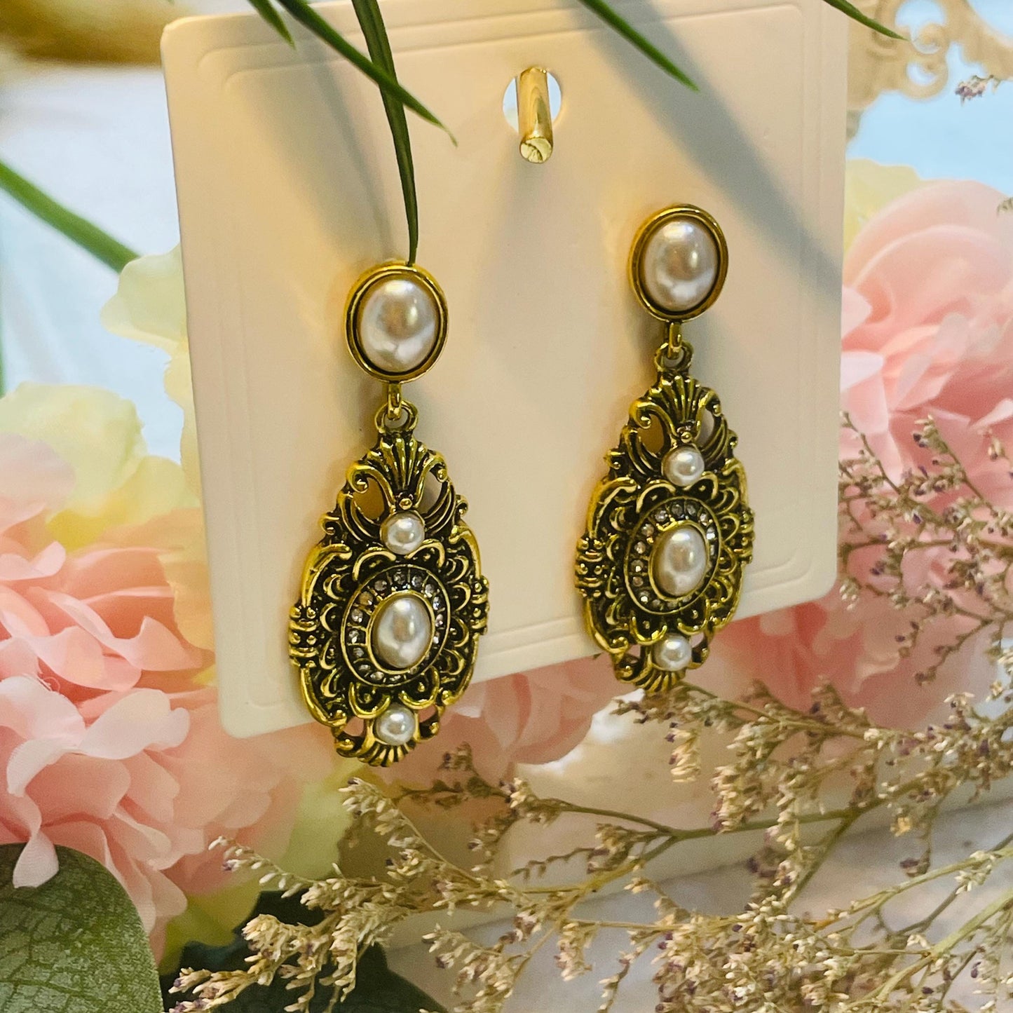 Elegant Gold Pearl Drop Earrings, Vintage Style, Rhinestone and Pearl Dangle Earrings, retro 90s Statement Jewelry, Perfect Gift for Her
