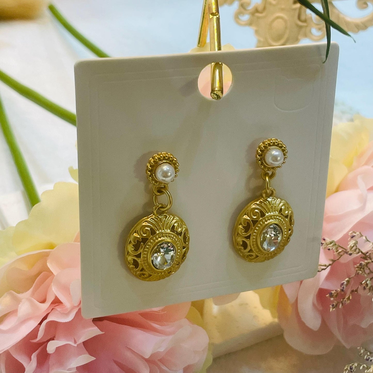 Elegant Gold tone Pearl Drop Earrings, Vintage Design with Crystal Rhinestones, Gold Tone Pearl Dangle Earrings Perfect vintage Gift for Her