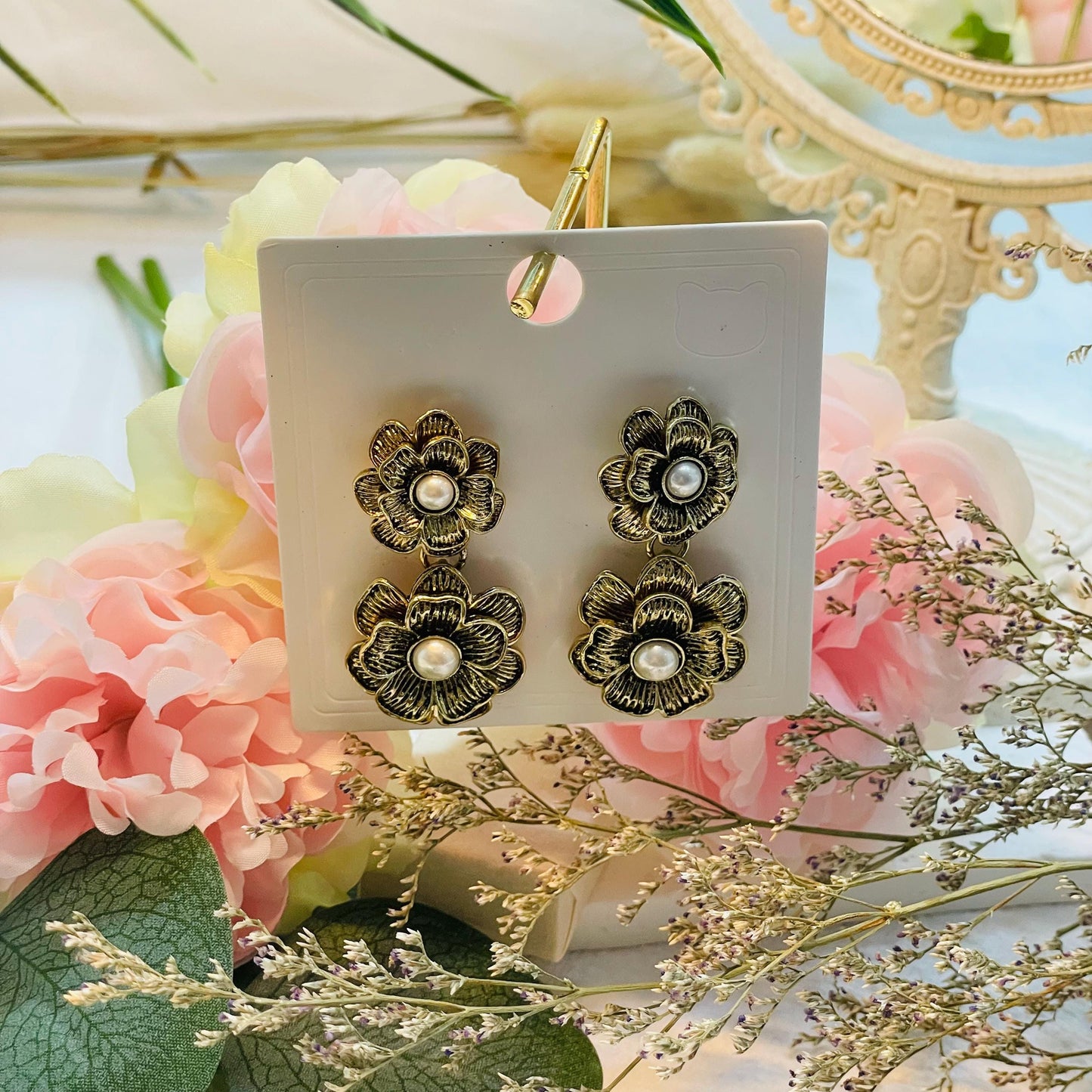 Vintage Flower Pearl Earrings, Elegant Floral Design, Flower Pearl drop Earrings Gold Tone Statement Floral dangle earrings gift for her