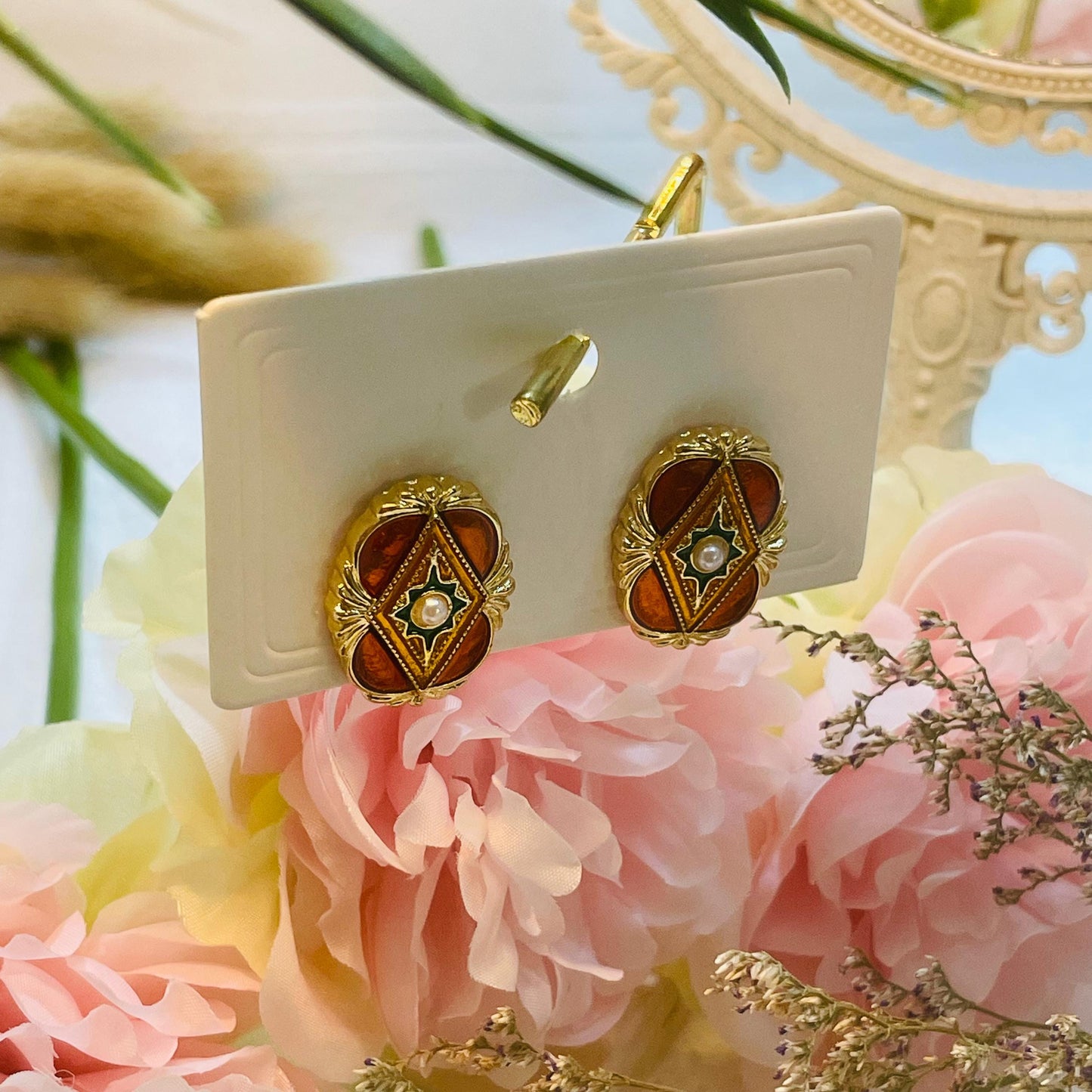 Vintage Enamel Pearl Stud Earrings, Elegant retro Design, Gold Tone Statement Pearl Stud Earrings, Classic timeless Floral Stud Earrings