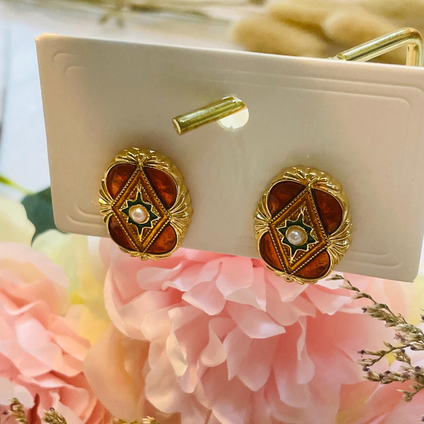 Vintage Enamel Pearl Stud Earrings, Elegant retro Design, Gold Tone Statement Pearl Stud Earrings, Classic timeless Floral Stud Earrings