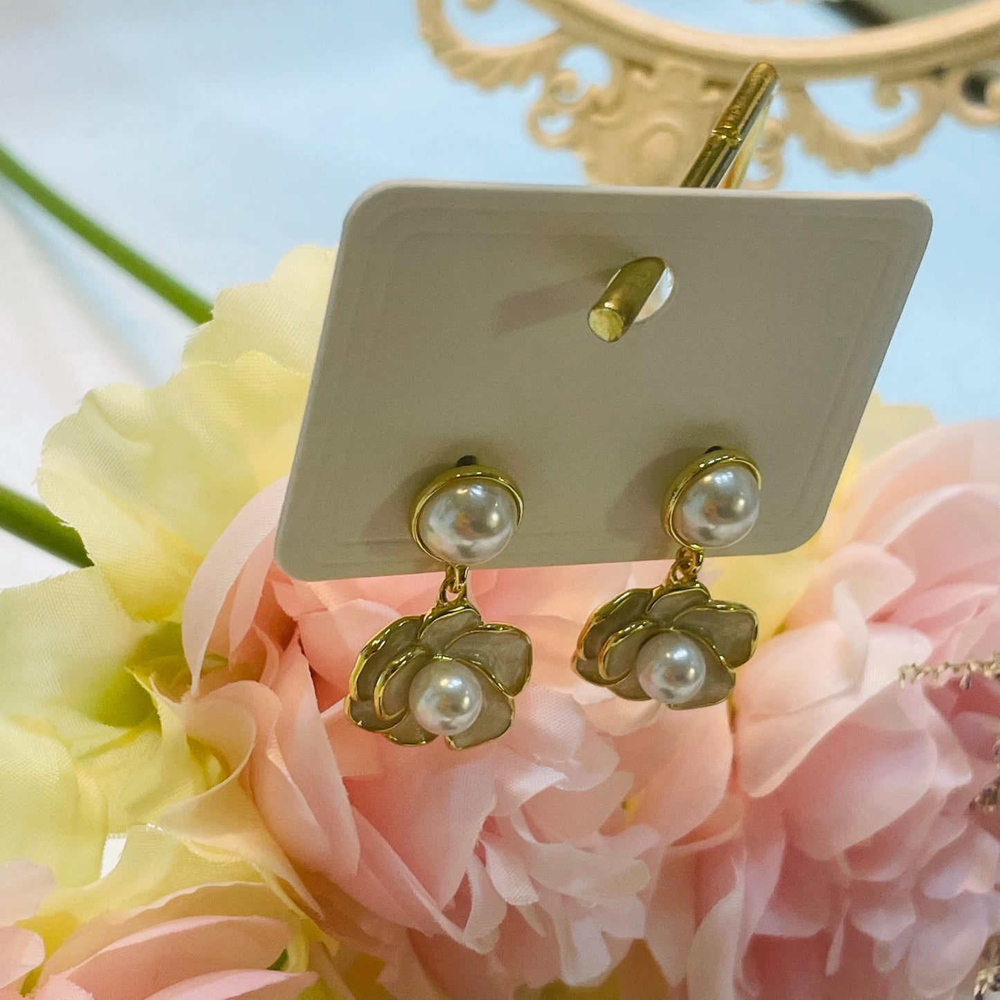 Vintage dangle Flower Pearl Earrings, Elegant Floral Design, Gold faux Pearl Drop Earrings, Statement Dangle Jewelry, Romantic Gift for Her