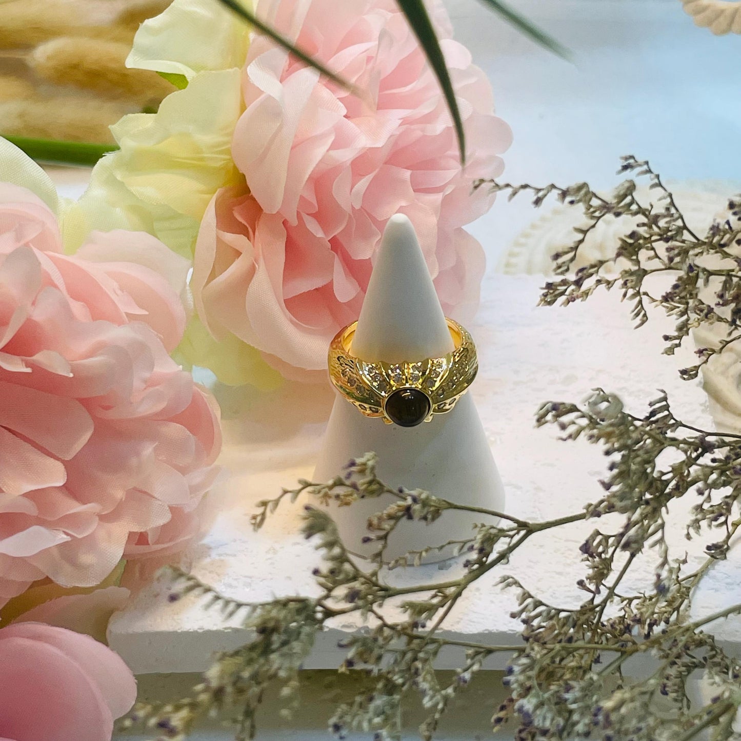 Vintage Gold Crystal Ring, Rhinestone Statement Jewelry, Elegant Gold Ring US Size 6.5, Black Crystal Design, Classic Fashion gift for her