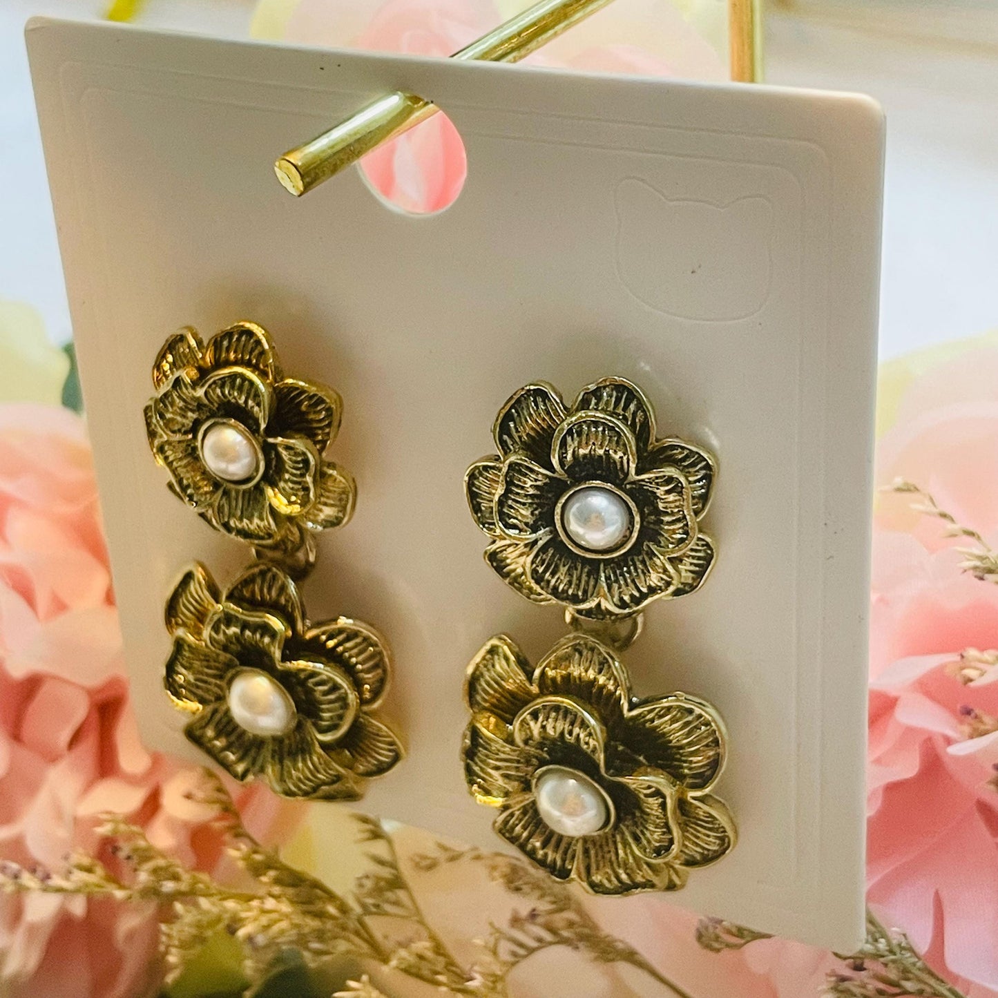 Vintage Flower Pearl Earrings, Elegant Floral Design, Flower Pearl drop Earrings Gold Tone Statement Floral dangle earrings gift for her