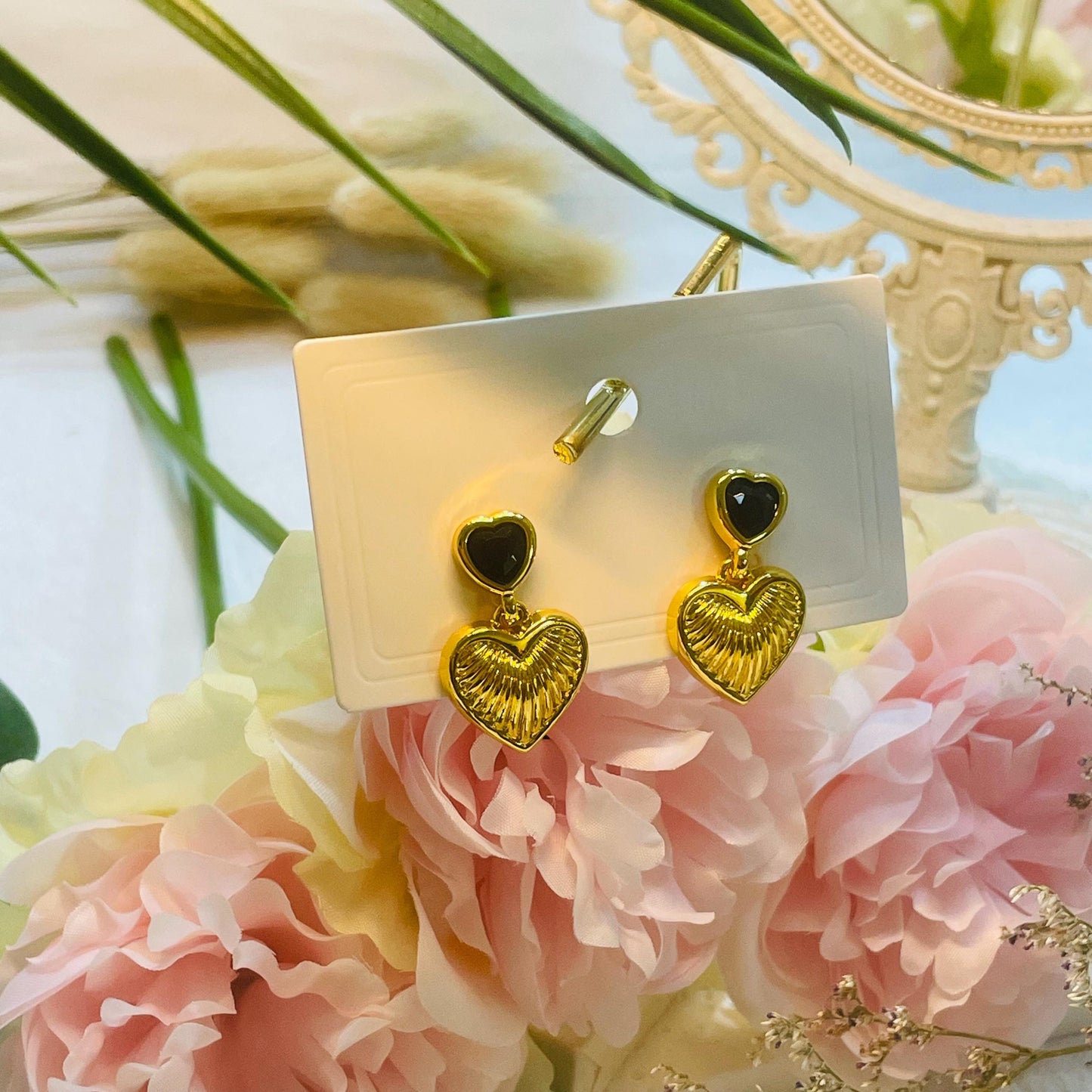 Elegant Gold Heart Drop Earrings with Black Onyx Stone, Heart-Shaped Dangle Earrings, Gold and Black Heart Earrings, Perfect Gift for Her