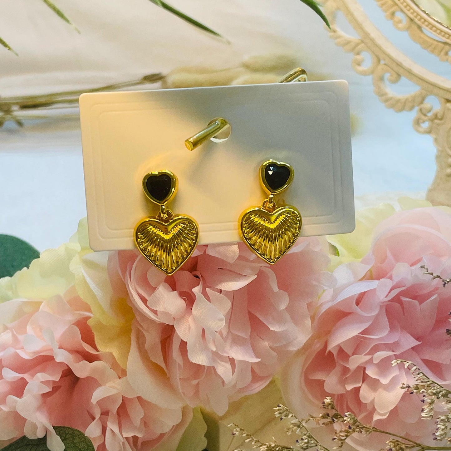 Elegant Gold Heart Drop Earrings with Black Onyx Stone, Heart-Shaped Dangle Earrings, Gold and Black Heart Earrings, Perfect Gift for Her