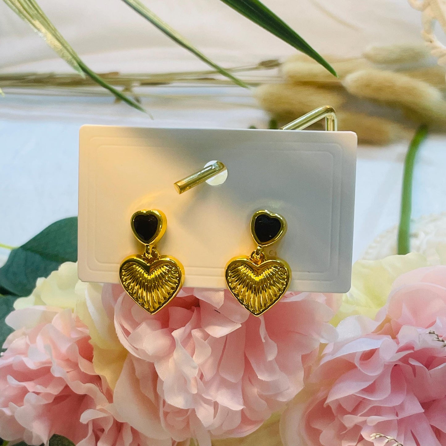 Elegant Gold Heart Drop Earrings with Black Onyx Stone, Heart-Shaped Dangle Earrings, Gold and Black Heart Earrings, Perfect Gift for Her