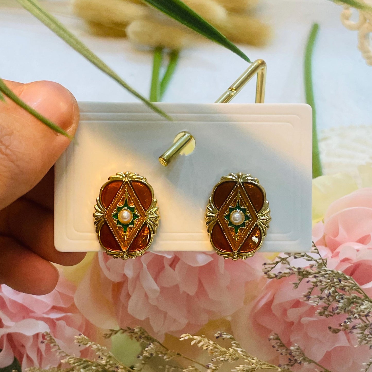 Vintage Enamel Pearl Stud Earrings, Elegant retro Design, Gold Tone Statement Pearl Stud Earrings, Classic timeless Floral Stud Earrings