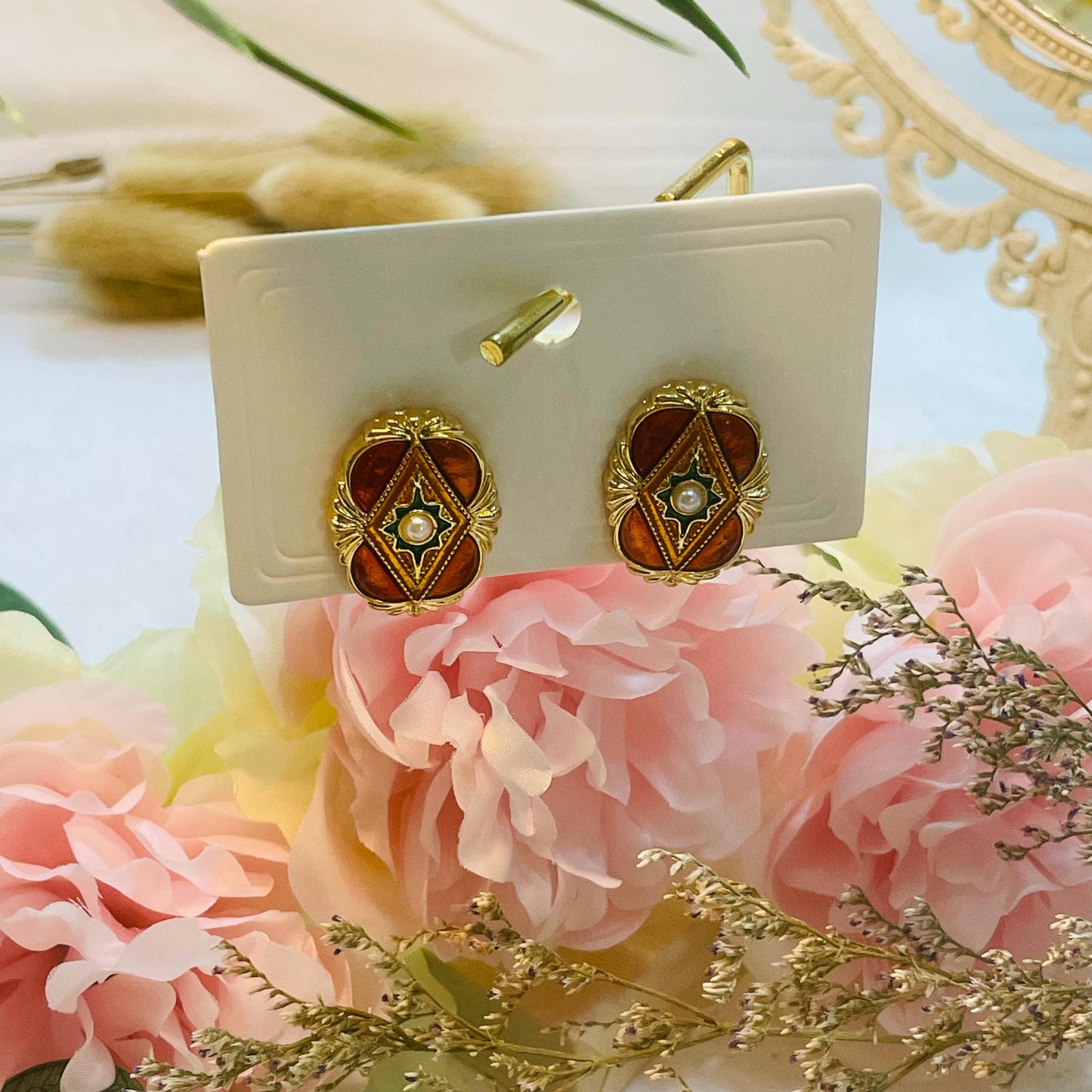Vintage Enamel Pearl Stud Earrings, Elegant retro Design, Gold Tone Statement Pearl Stud Earrings, Classic timeless Floral Stud Earrings